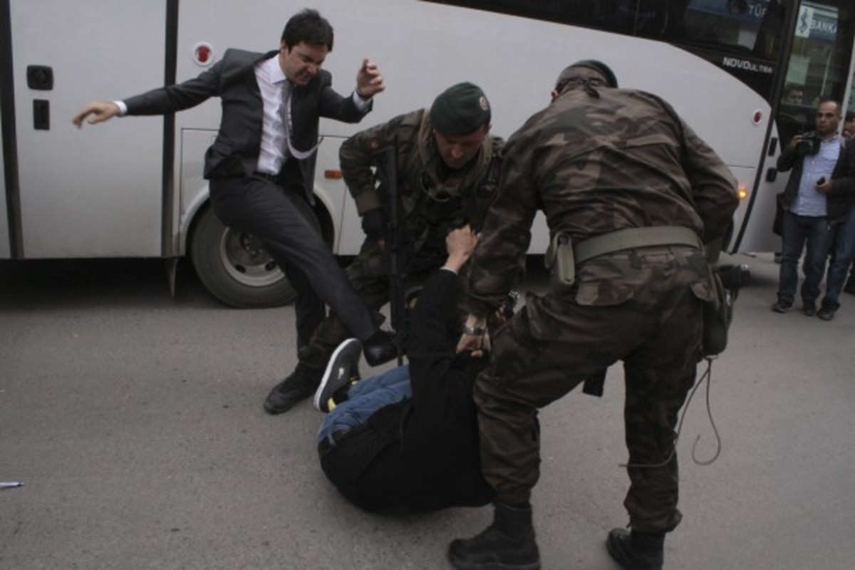 Απολύθηκε o σύμβουλος του Ερντογάν που κλότσησε διαδηλωτή – Βίντεο