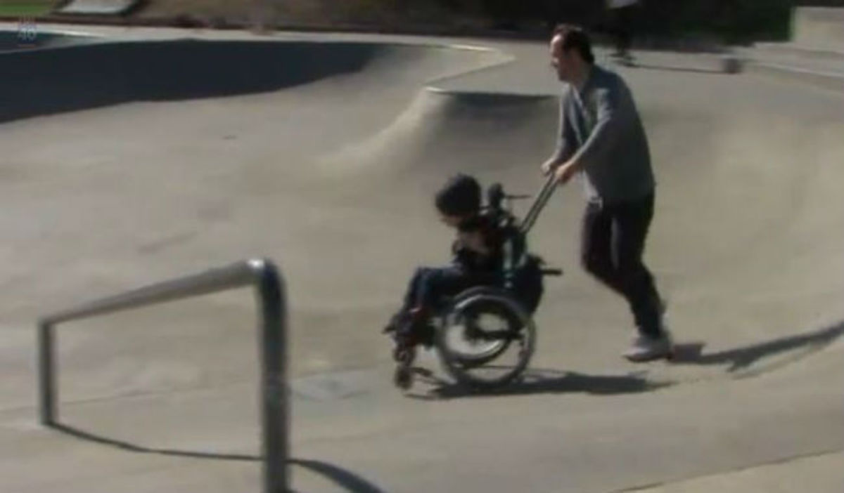 Το βίντεο που θα σας συγκινήσει: Ένας πατέρας πήγε τον γιο του με εγκεφαλική παράλυση για skate!