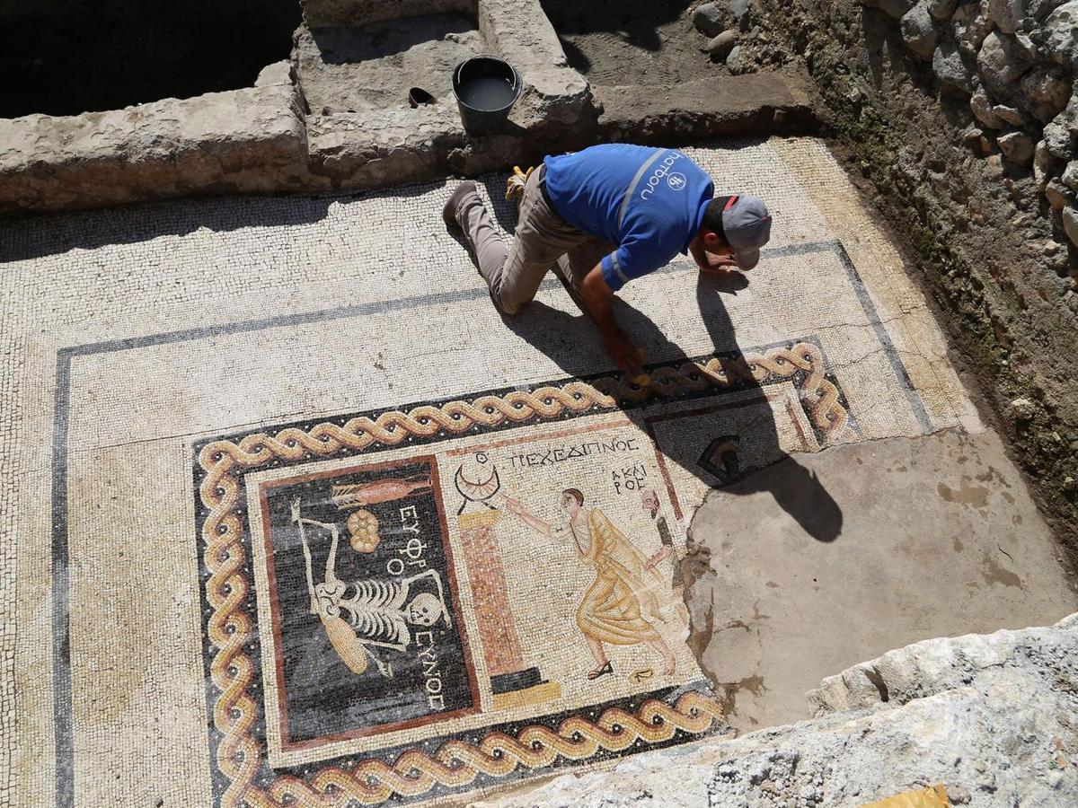 Εντυπωσιακή ανακάλυψη: Μωσαϊκό με σκελετό που… γλεντάει τη ζωή! (ΦΩΤΟ)