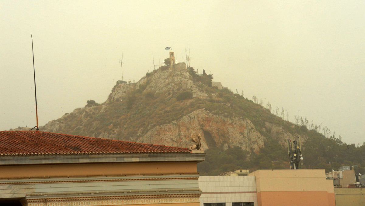 Η αφρικανική σκόνη πνίγει την Αθήνα – ΦΩΤΟ