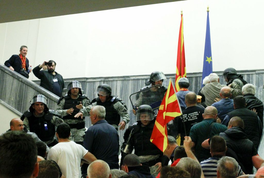 Χάος στα Σκόπια – Επεισόδια και τραυματίες στη Βουλή – Ανησυχία στην Αθήνα