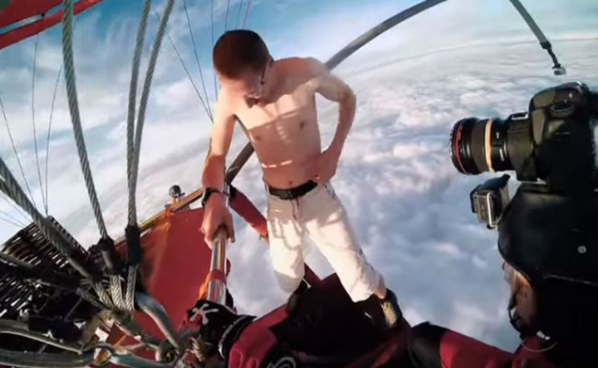H τρέλα δεν πάει στα βουνά, αλλά σε αυτό τον άνδρα – Ημίγυμνος και χωρίς αλεξίπτωτο κάνει skydiving! (BINTEO)