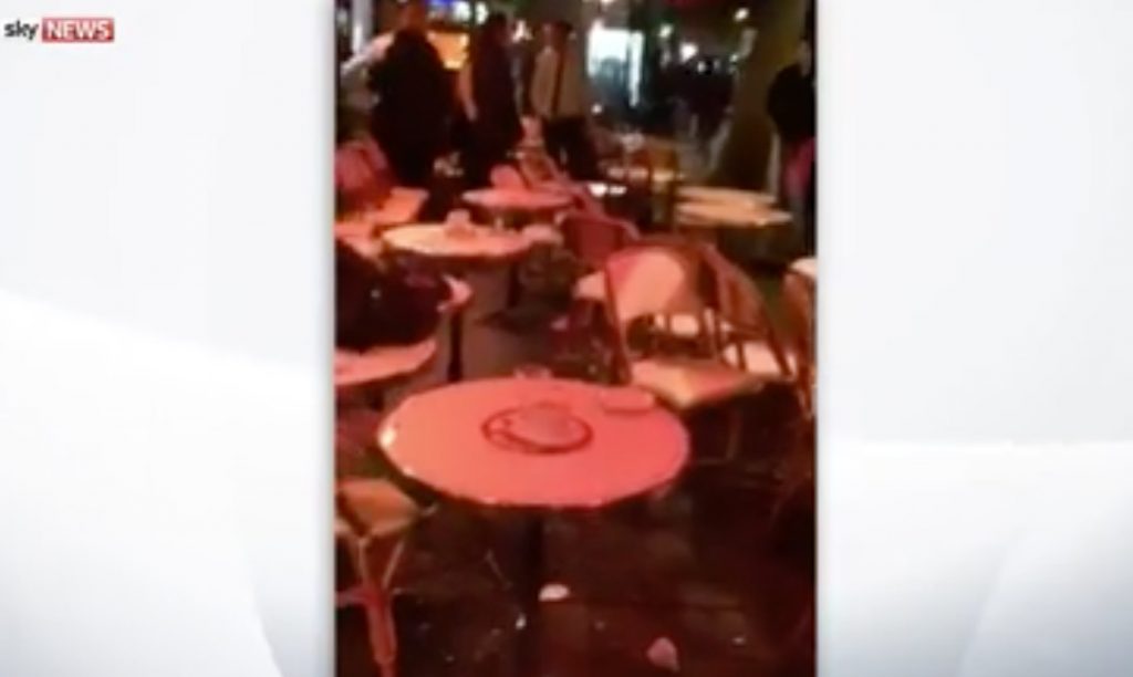 Παρίσι απόψε: Η στιγμή του πανικού – Κρύφτηκαν σε εστιατόριο – VIDEO