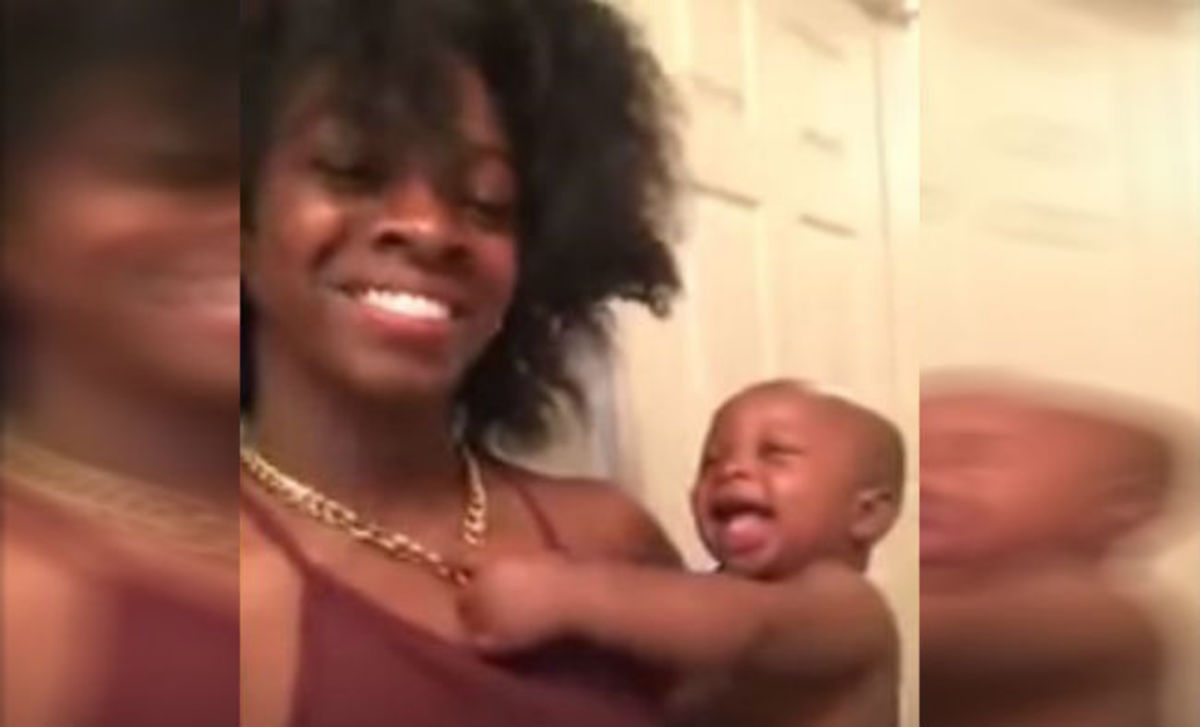 Το μωρό που ξεκαρδίζεται στα γέλια κάθε φορά που η μαμά του φτερνίζεται! (ΒΙΝΤΕΟ)