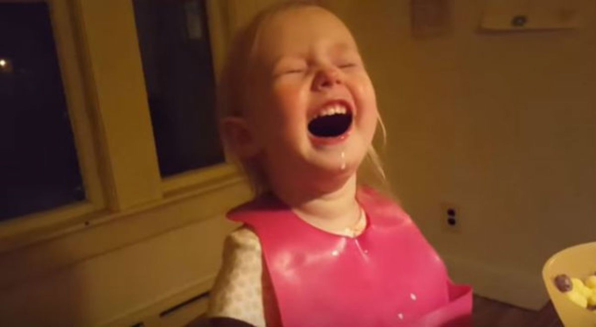 Κοριτσάκι λύνεται στα γέλια όταν ο μπαμπάς της, της εξηγεί τι είναι το χιόνι!