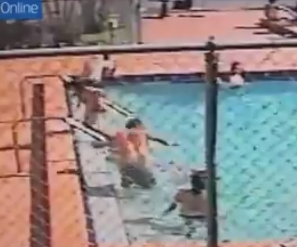 ΗΠΑ: Παιδιά έπαιζαν στην πισίνα και τα χτύπησε ηλεκτρικό ρεύμα! – Δείτε το συγκλονιστικό βίντεο