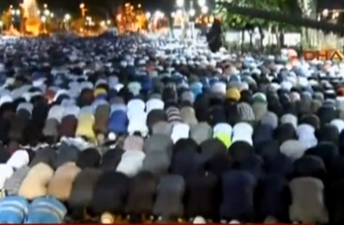 Χιλιάδες μουσουλμάνοι προσευχήθηκαν έξω απ’ την Αγία Σοφία για να γίνει Τζαμί