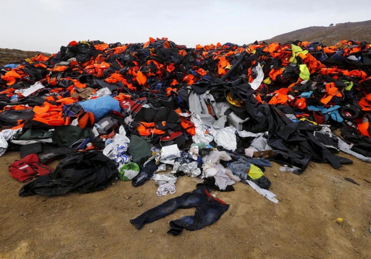 Χιλιάδες σωσίβια προσφύγων στη Λέσβο - ΦΩΤΟ REUTERS