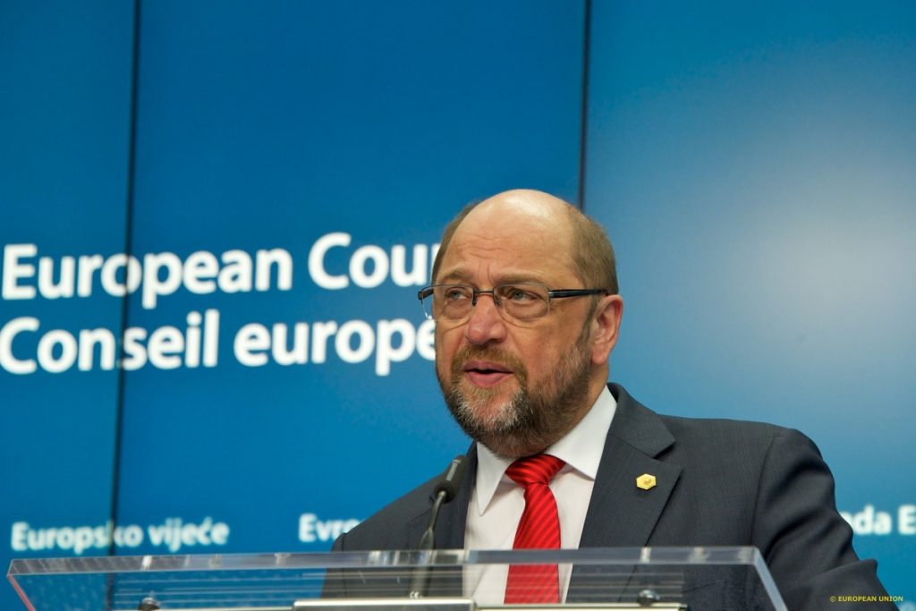 Σουλτς: Το δημοψήφισμα είναι για την παραμονή στο ευρώ