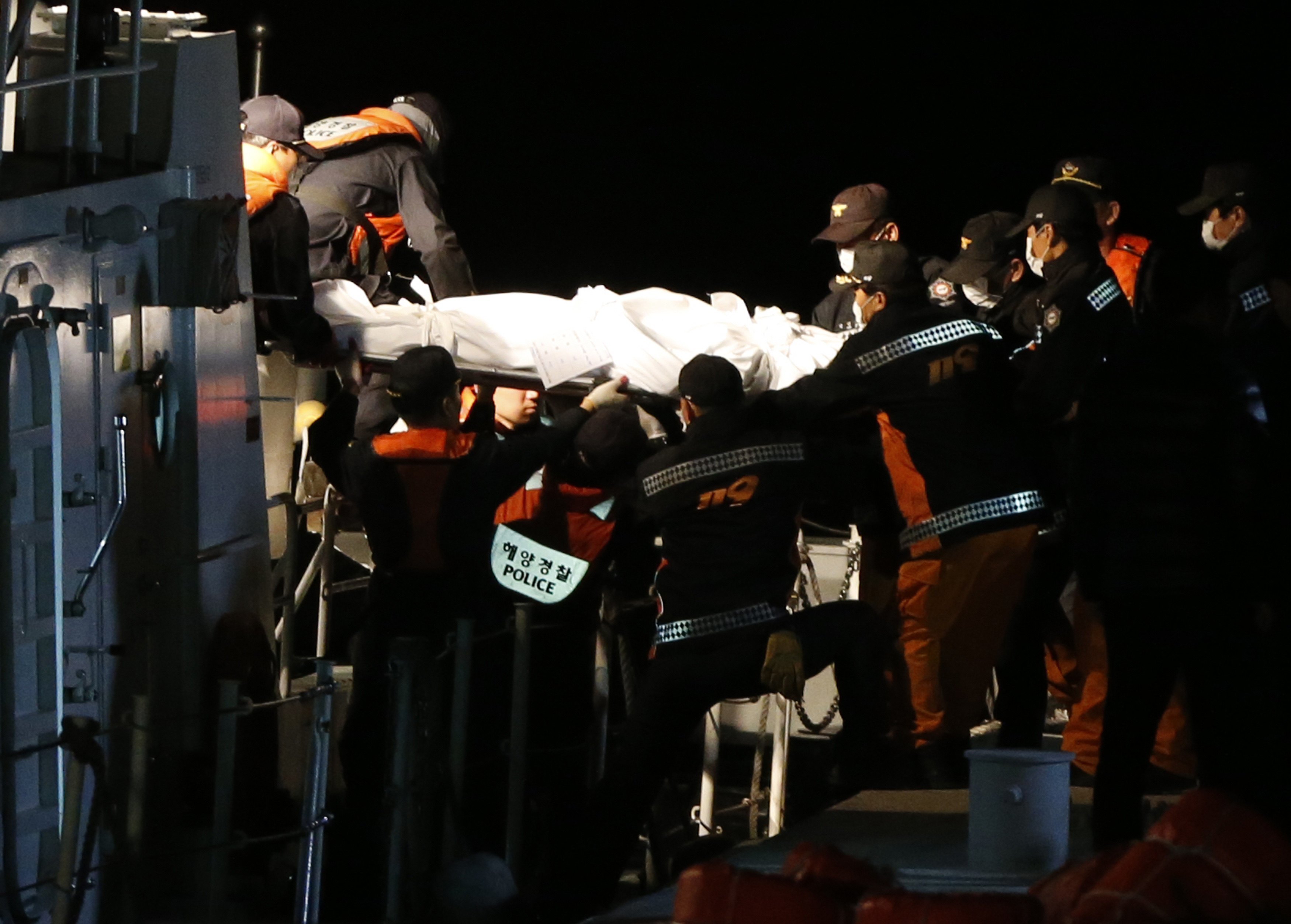 Νότια Κορέα: 32 οι νεκροί από το τραγικό ναυάγιο – Πήραν DNA από τους γονείς των μαθητών