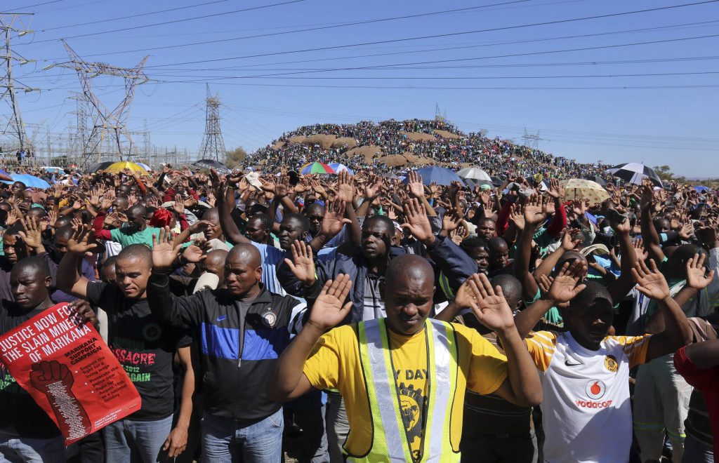 Νότια Αφρική: Χιλιάδες μεταλλωρύχοι στην τελετή μνήμης για τα θύματα των επεισοδίων του ορυχείου πλατίνας το 2012