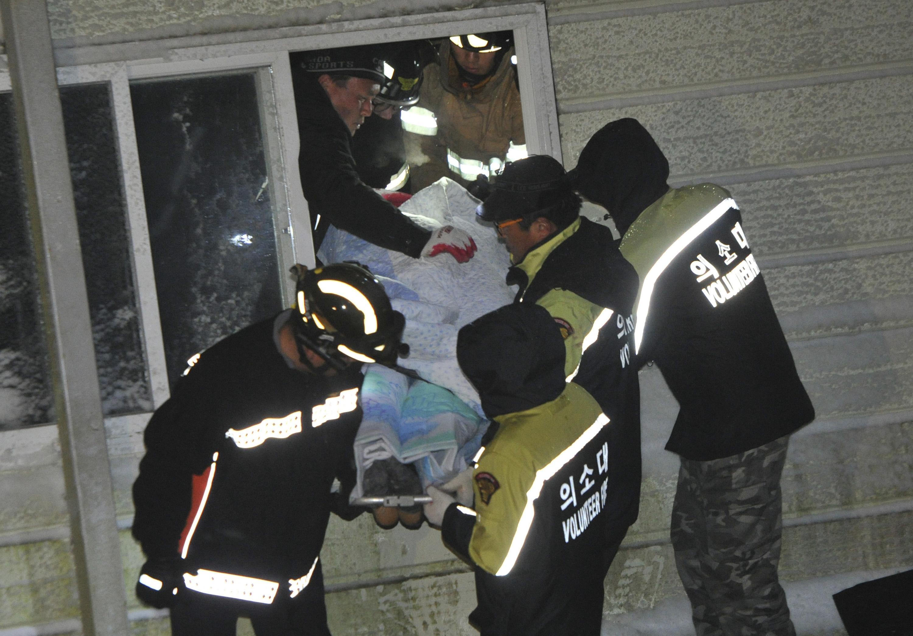 Οκτώ νεκροί από την κατάρρευση της στέγης κτιρίου στη Ν.Κορέα (ΦΩΤΟ)