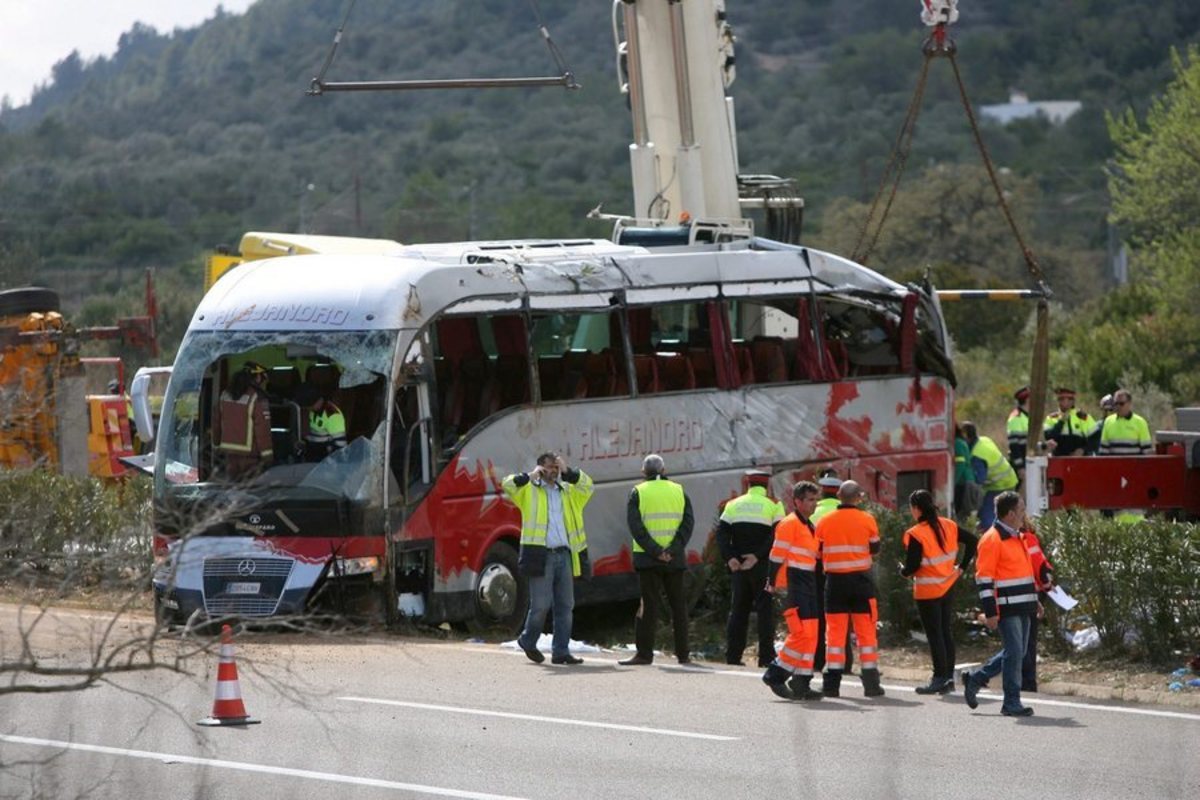 Θρίλερ με την τύχη Ελλήνων φοιτητών που βρίσκονταν στο πούλμαν που ανατράπηκε στην Ταραγόνα – Άγνωστες οι εθνικότητες των φοιτητριών που σκοτώθηκαν