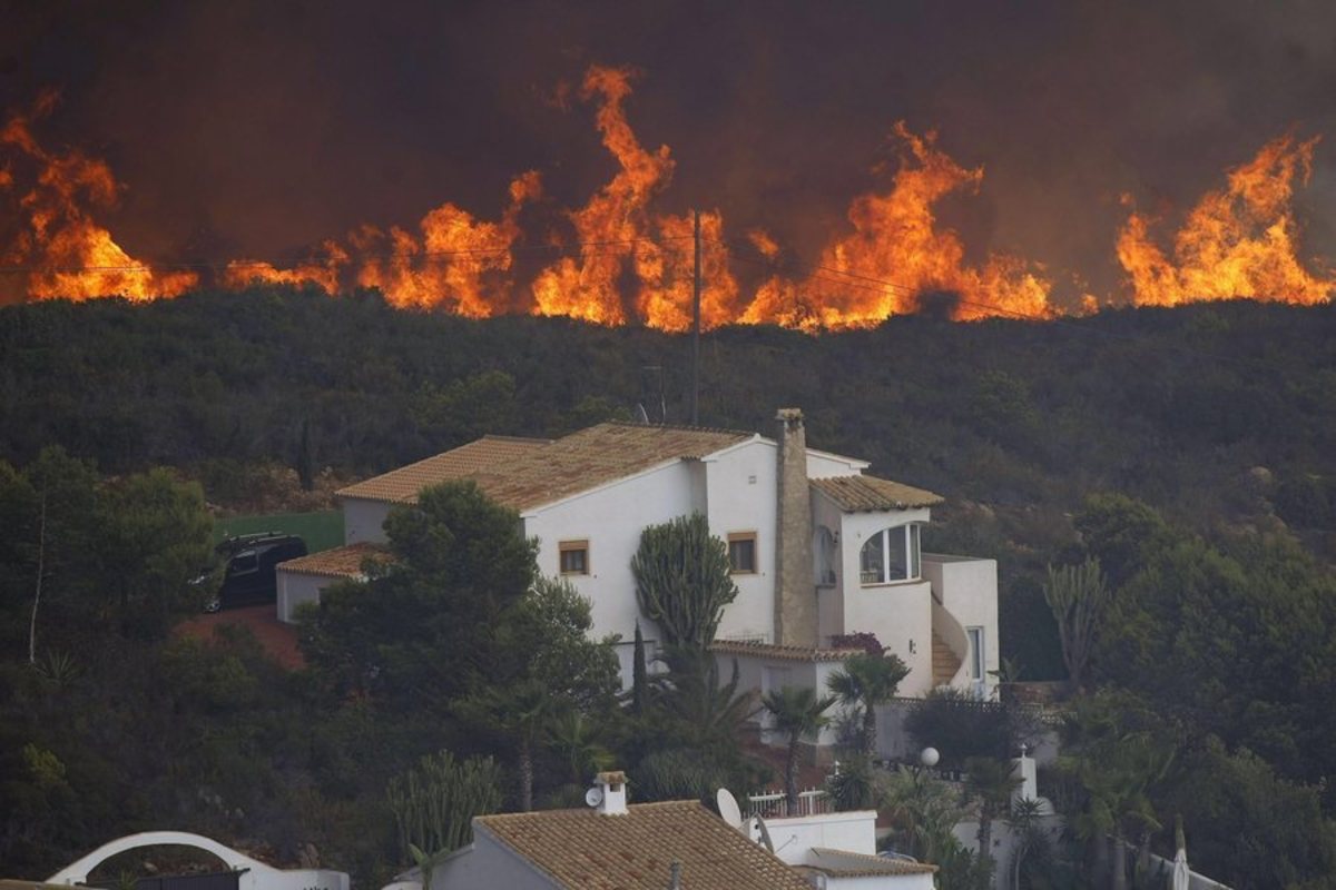 Ισπανία: Κόλαση πυρός! Κάηκαν σπίτια και δάση, διώχνουν κατοίκους και τουρίστες [pics, vids]