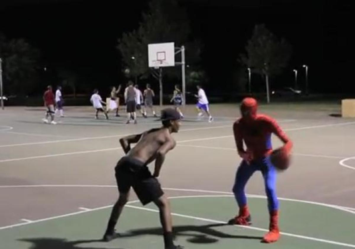 Ο μπασκετμπολίστας… Spider-man που “σαρώνει” στο διαδίκτυο!