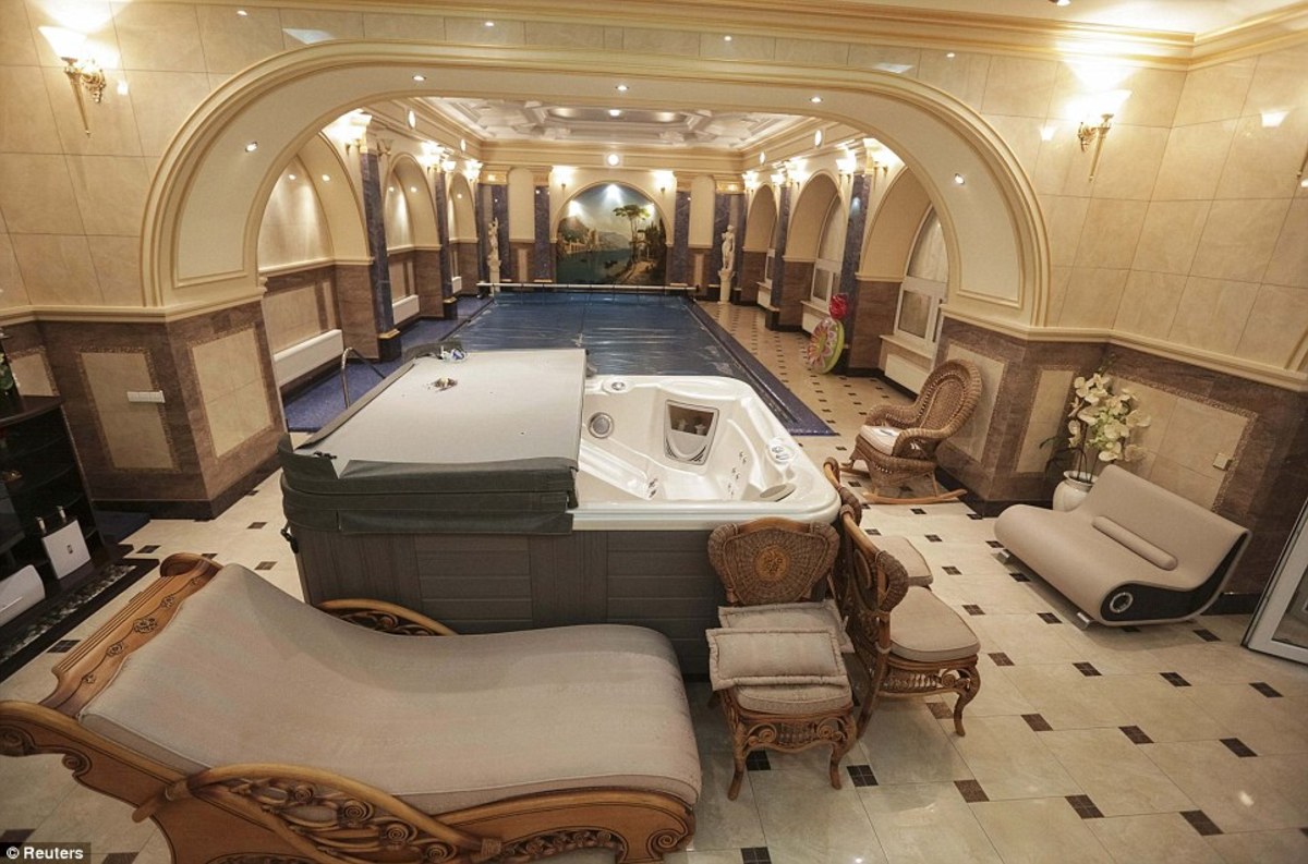 Με 18.000€ το χρόνο, ο Γιανουκόβιτς έχτισε… παλάτια – Συνεργάτης του υπόσχεται “απαντήσεις”