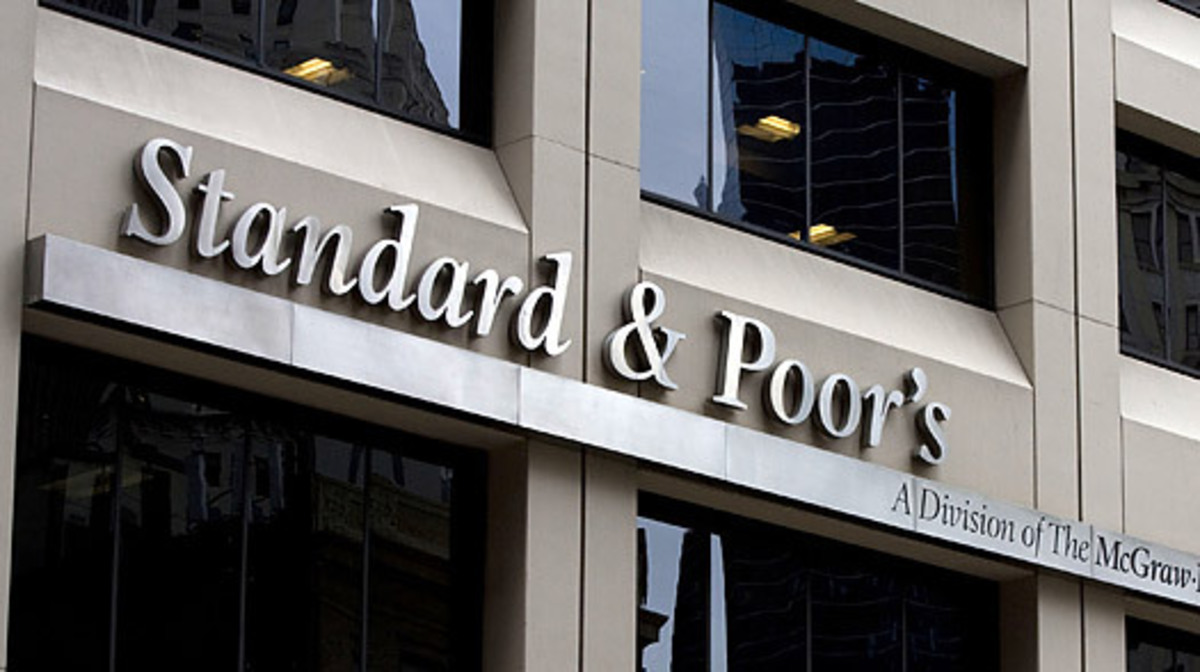 H Standard and Poor’s απειλεί την Ελλάδα με υποβάθμιση