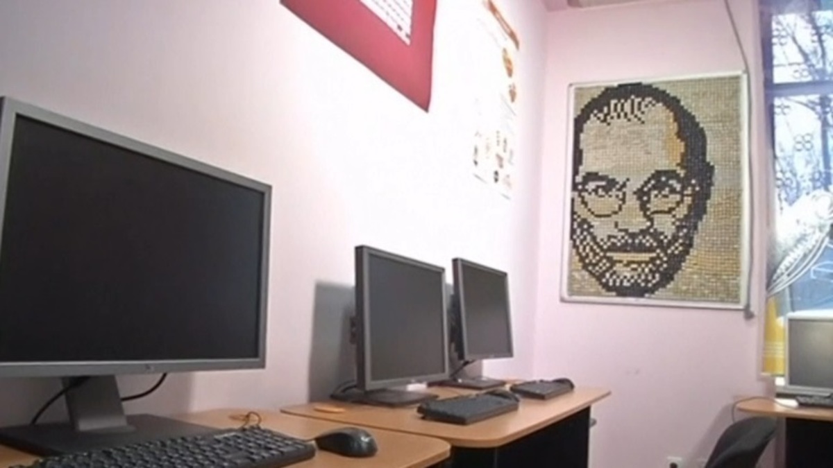Εντυπωσιακό! Έφτιαξαν το πορτρέτο του Steve jobs με πλήκτρα από πληκτρολόγια υπολογιστών [vid]