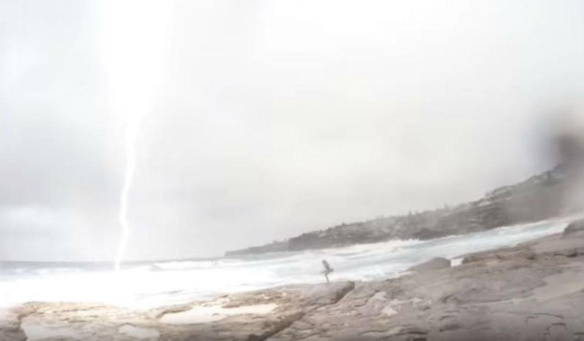 Συγκλονιστικό βίντεο: Κεραυνός πέφτει δίπλα από την κοπέλα του και εκείνος τρέχει να σωθεί!