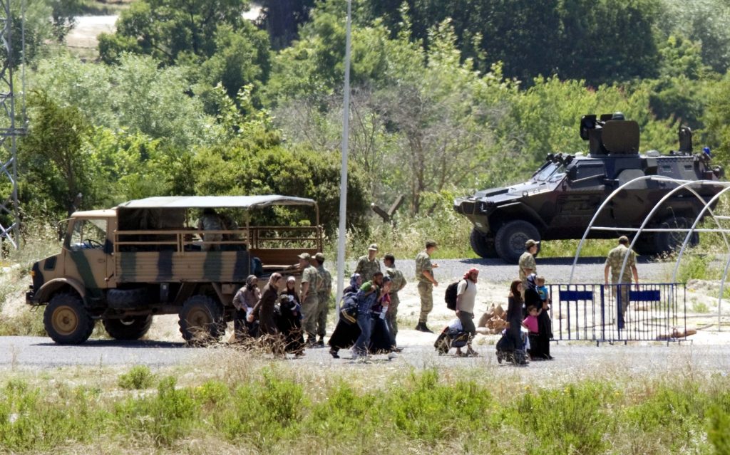 Οι Τούρκοι χτίζουν τείχος στα σύνορα με τη Συρία