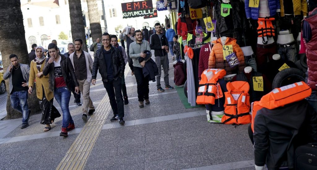 “Χρυσά” σωσίβια προσφύγων στα τουρκικά παράλια – Φωτογραφίες