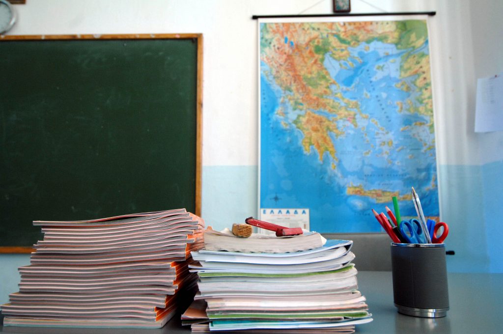 Αυξάνεται κατά 8 ώρες το ωράριο δασκάλων και καθηγητών – “Ψαλίδι” στις προσλήψεις