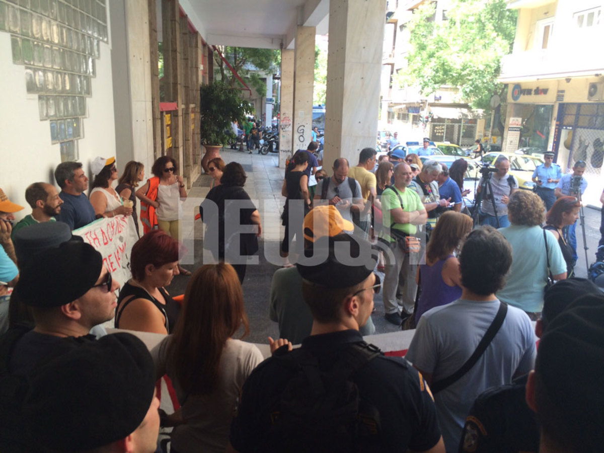 Πολύωρη διαμαρτυρία σχολικών φυλάκων και καθηγητών έξω από το ΠΑΣΟΚ – Αύριο ραντεβού με Βενιζέλο