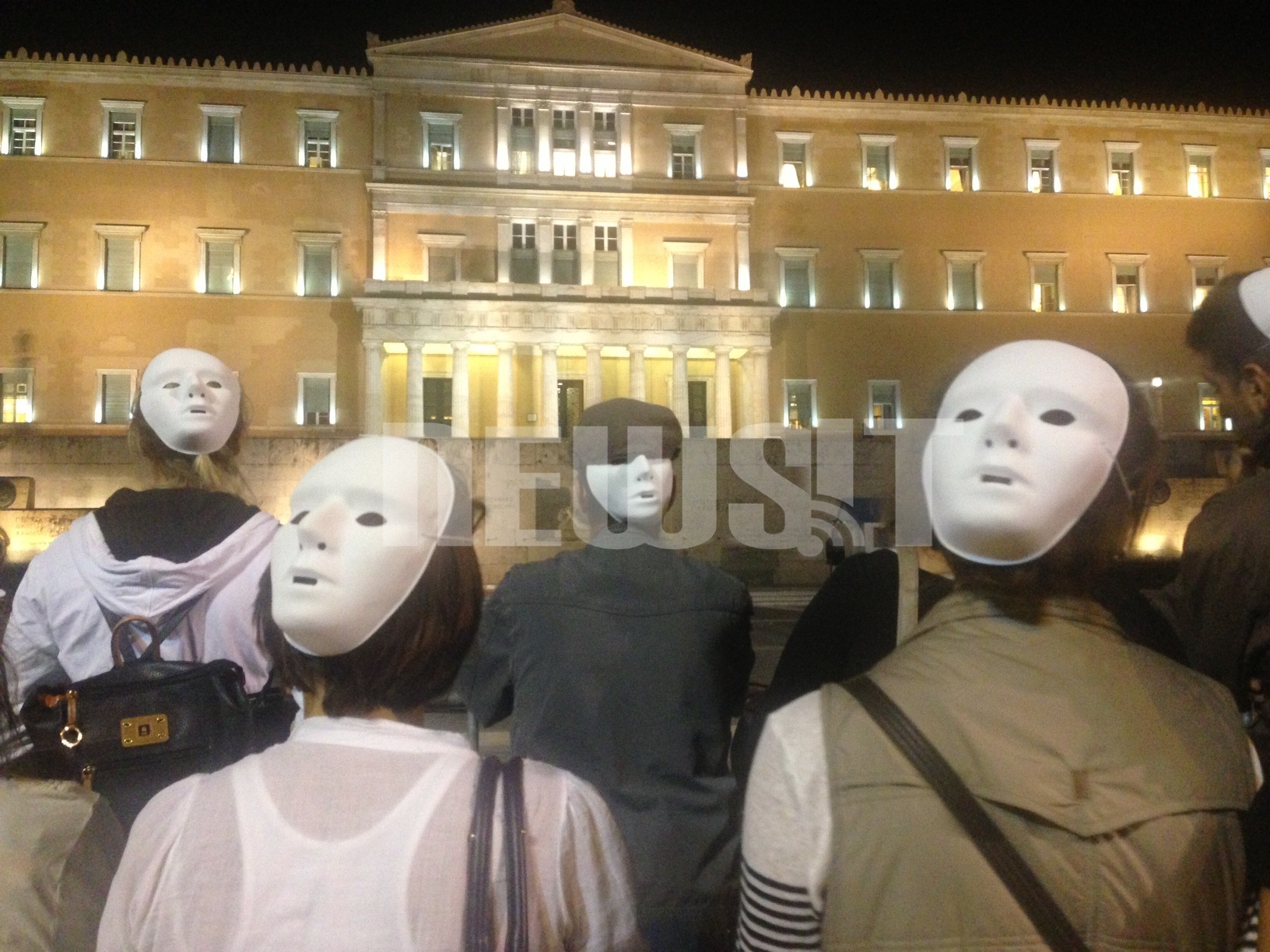 Με μάσκες οι διοικητικοί υπάλληλοι έξω από τη Βουλή (ΦΩΤΟ και VIDEO)