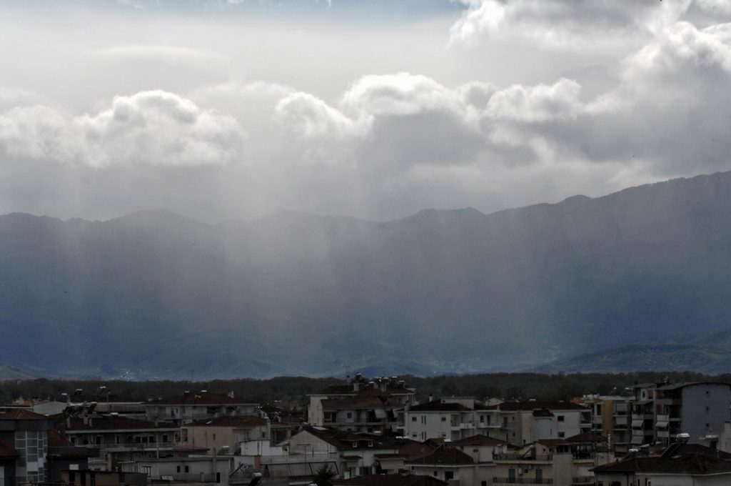 Καιρός: Η άνοιξη παίζει… κρυφτούλι την Κυριακή