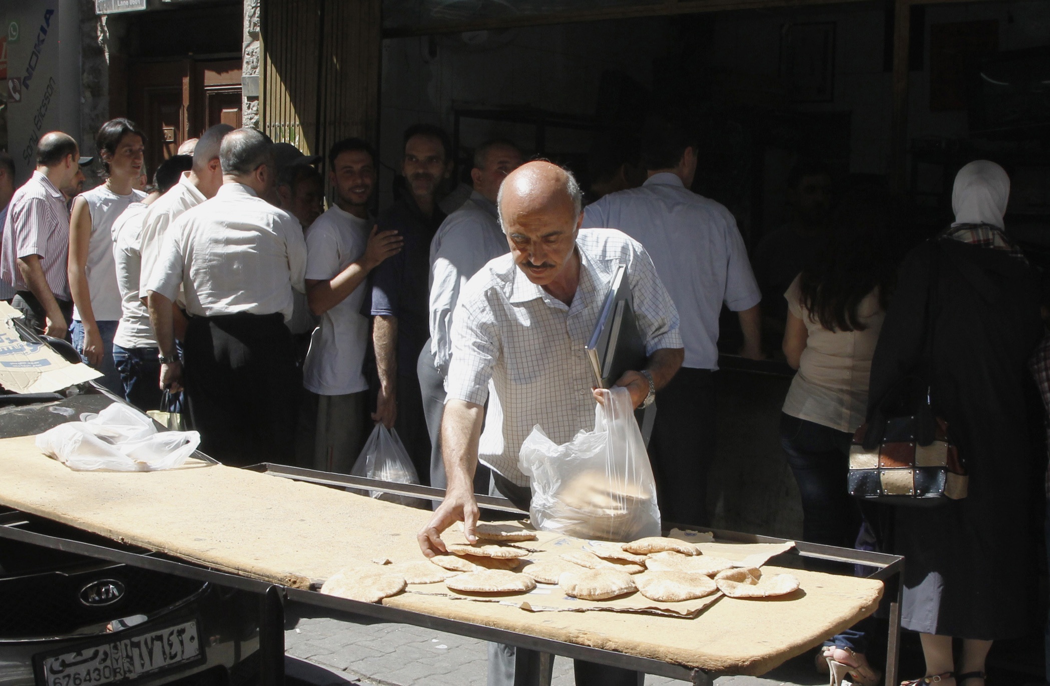 Πολίτες της Δαμασκού στην ουρά για να αγοράσουν ψωμί - ΦΩΤΟΓΡΑΦΙΑ REUTERS