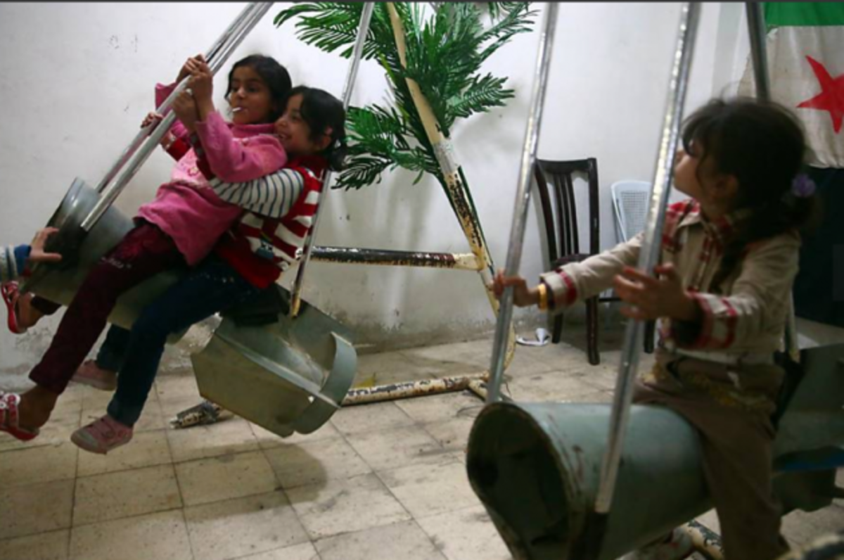 Συγκλονιστικές ΦΩΤΟ: Βόμβες που έγιναν παιχνίδια για παιδιά στη Συρία