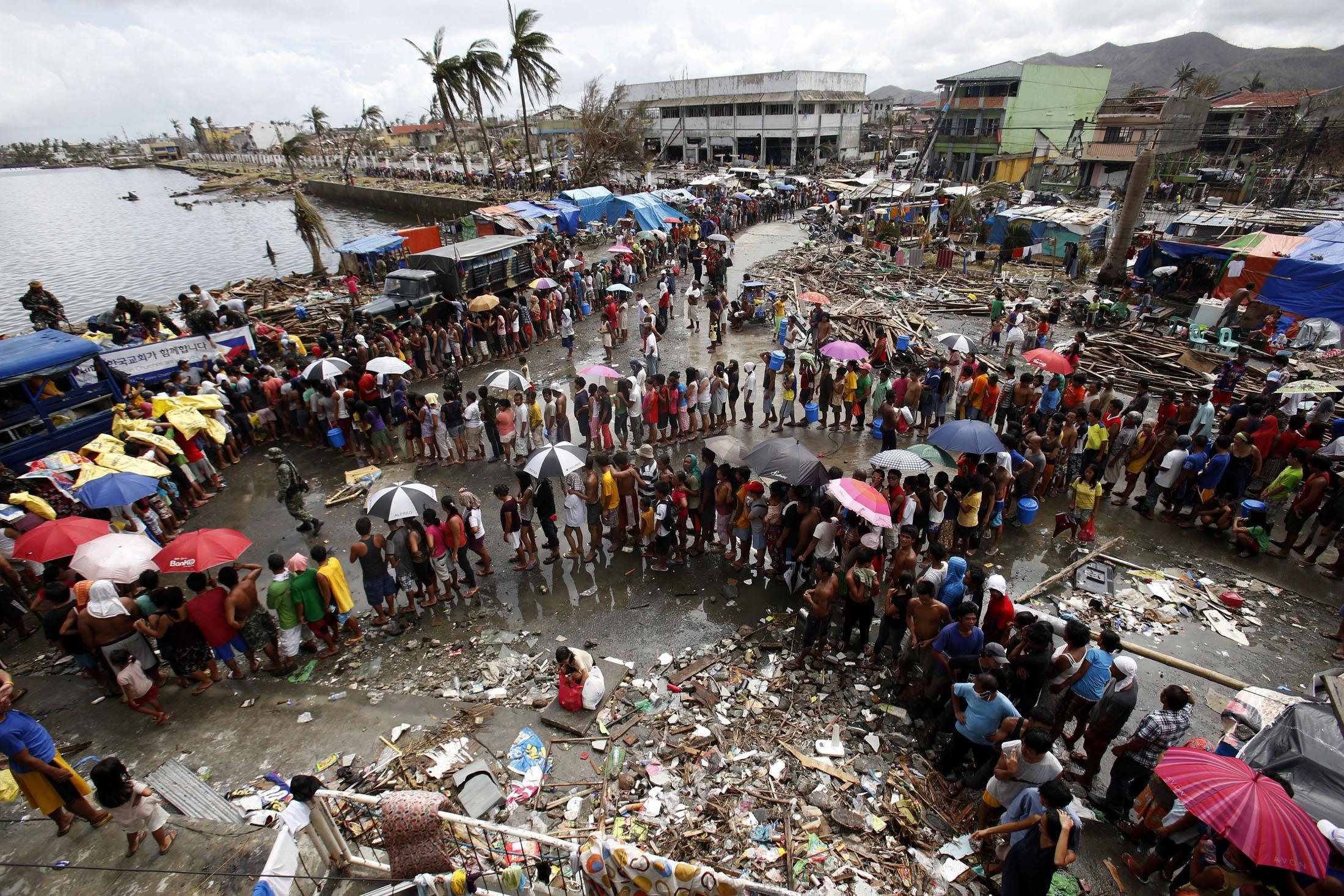 Φιλιππίνες: Εκατοντάδες νεκροί κάτω από τα ερείπια – Φόβοι για επιδημίες