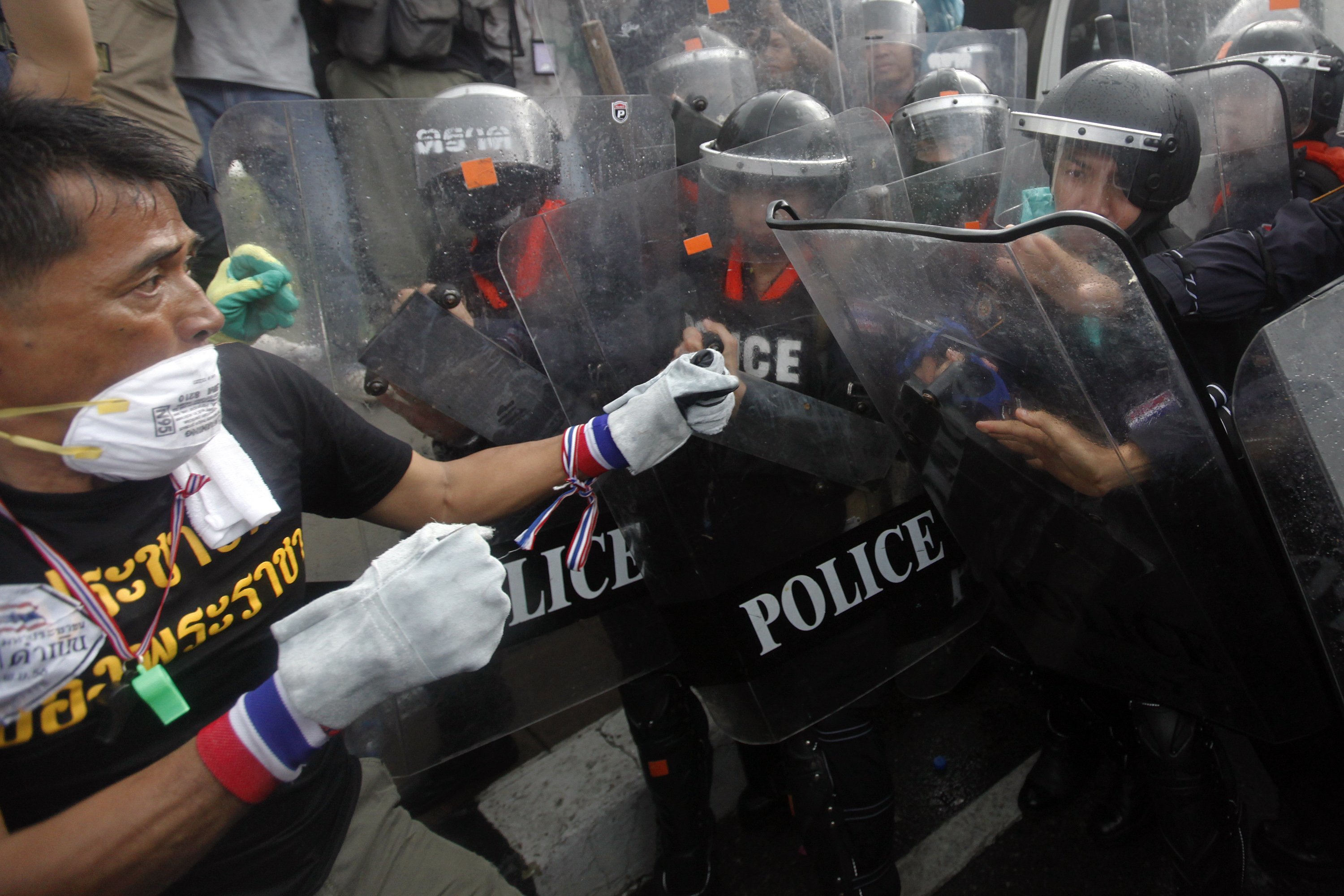 Ταϊλάνδη: Εκατοντάδες διαδηλωτές εισέβαλαν στο υπ. Εξωτερικών