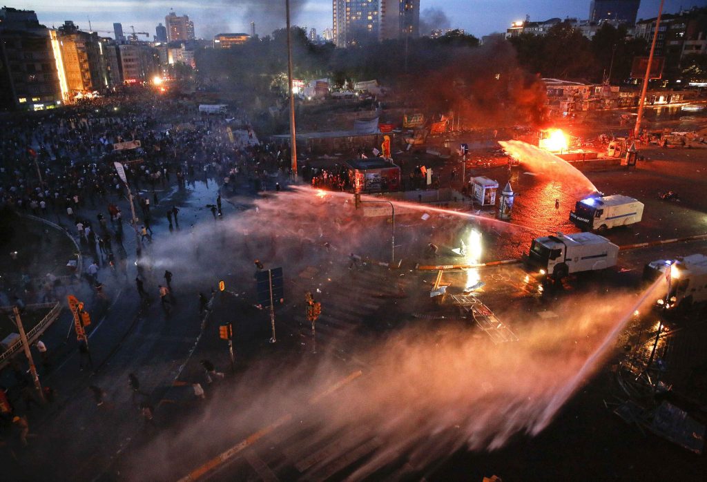 Νέα επεισόδια στην πλατεία Ταξίμ – Απομάκρυναν χιλιάδες διαδηλωτές με δακρυγόνα (ΦΩΤΟ, VIDEO)