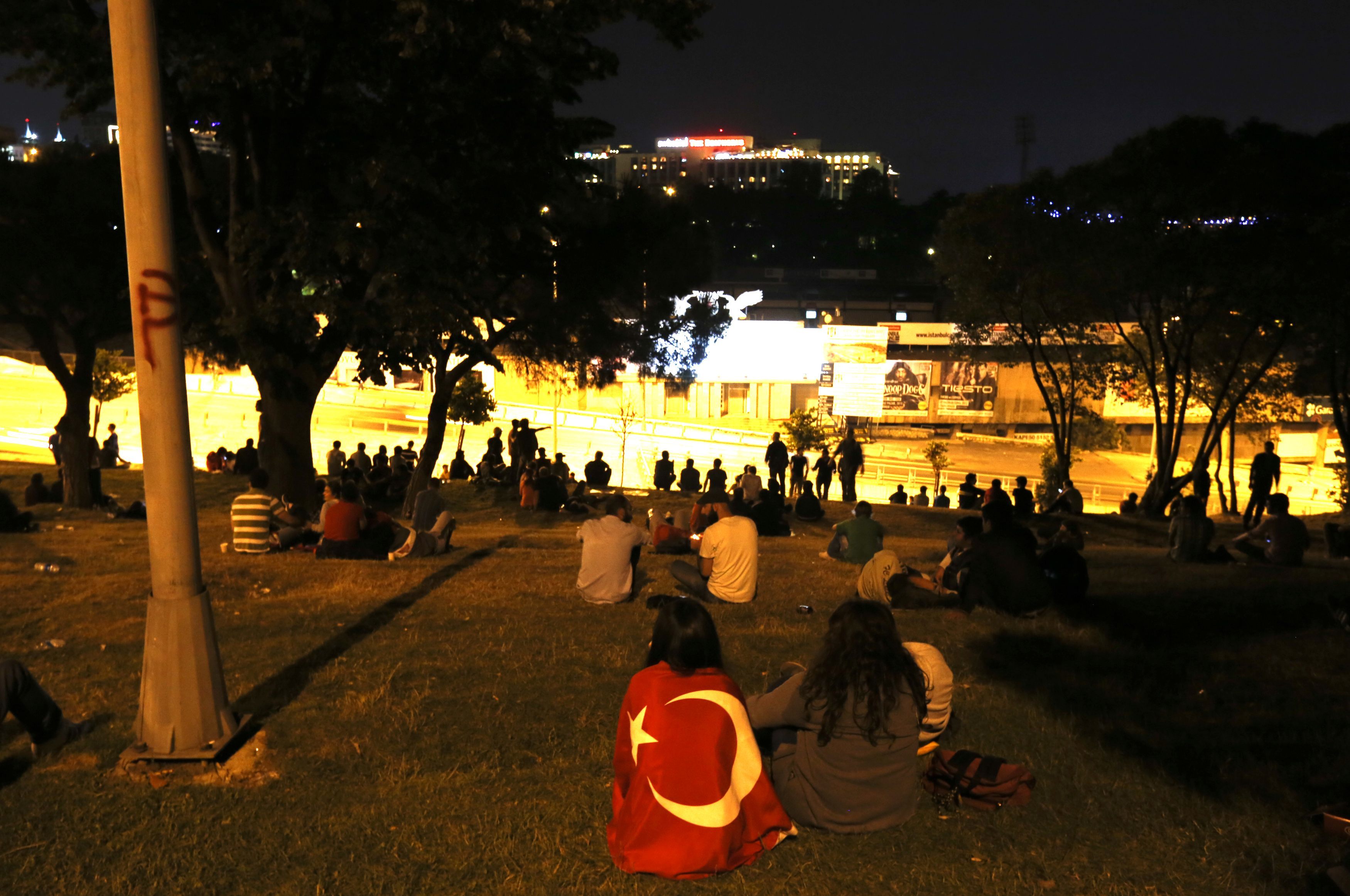 Γεμίζει ξανά η πλατεία Ταξίμ – Δε γίνονται νωρίτερα εκλογές