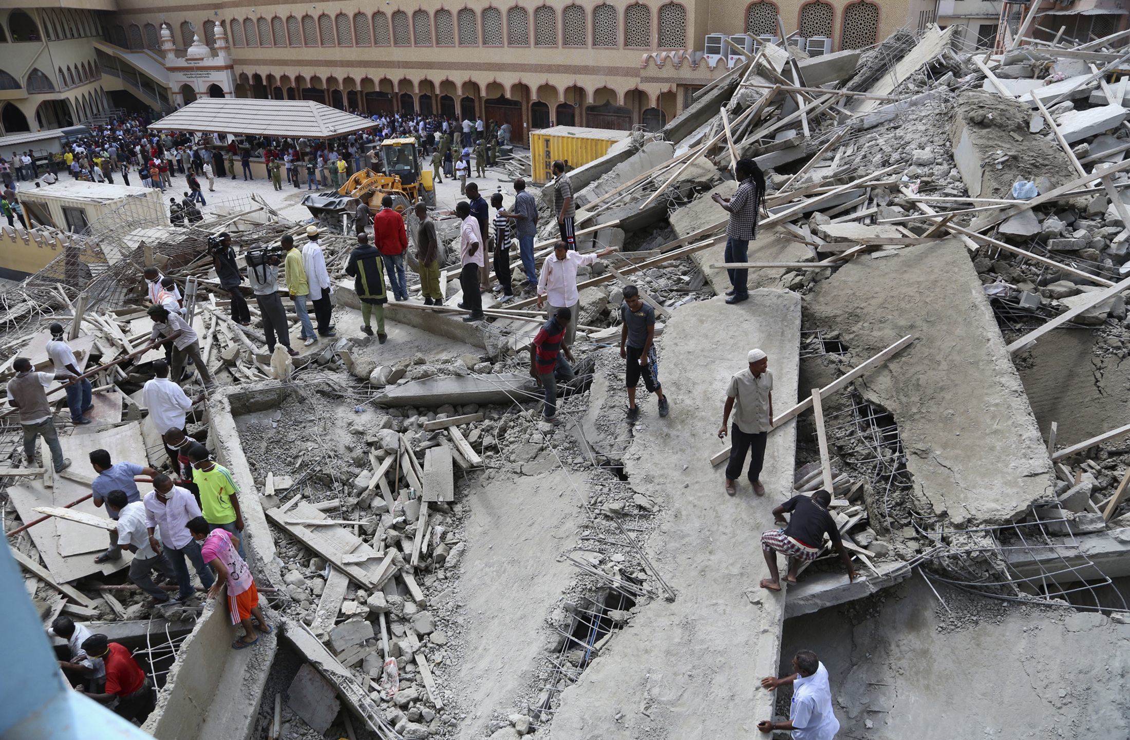 15 νεκροί από κατάρρευση κτιρίου στην Τανζανία – Συγκλονιστικές φωτό