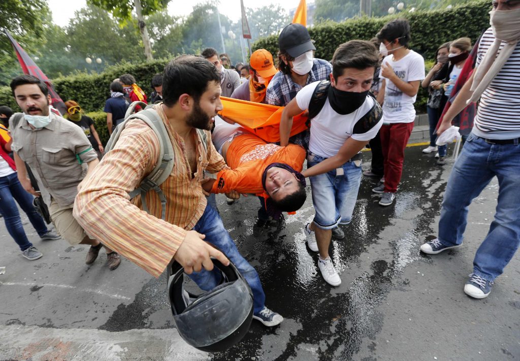 Μετατρέπουν τζαμιά, μαγαζιά και πανεπιστήμια σε νοσοκομεία! 1.700 έχουν συλληφθεί κατά τις συγκρούσεις στην Τουρκία – Απίστευτες εικόνες