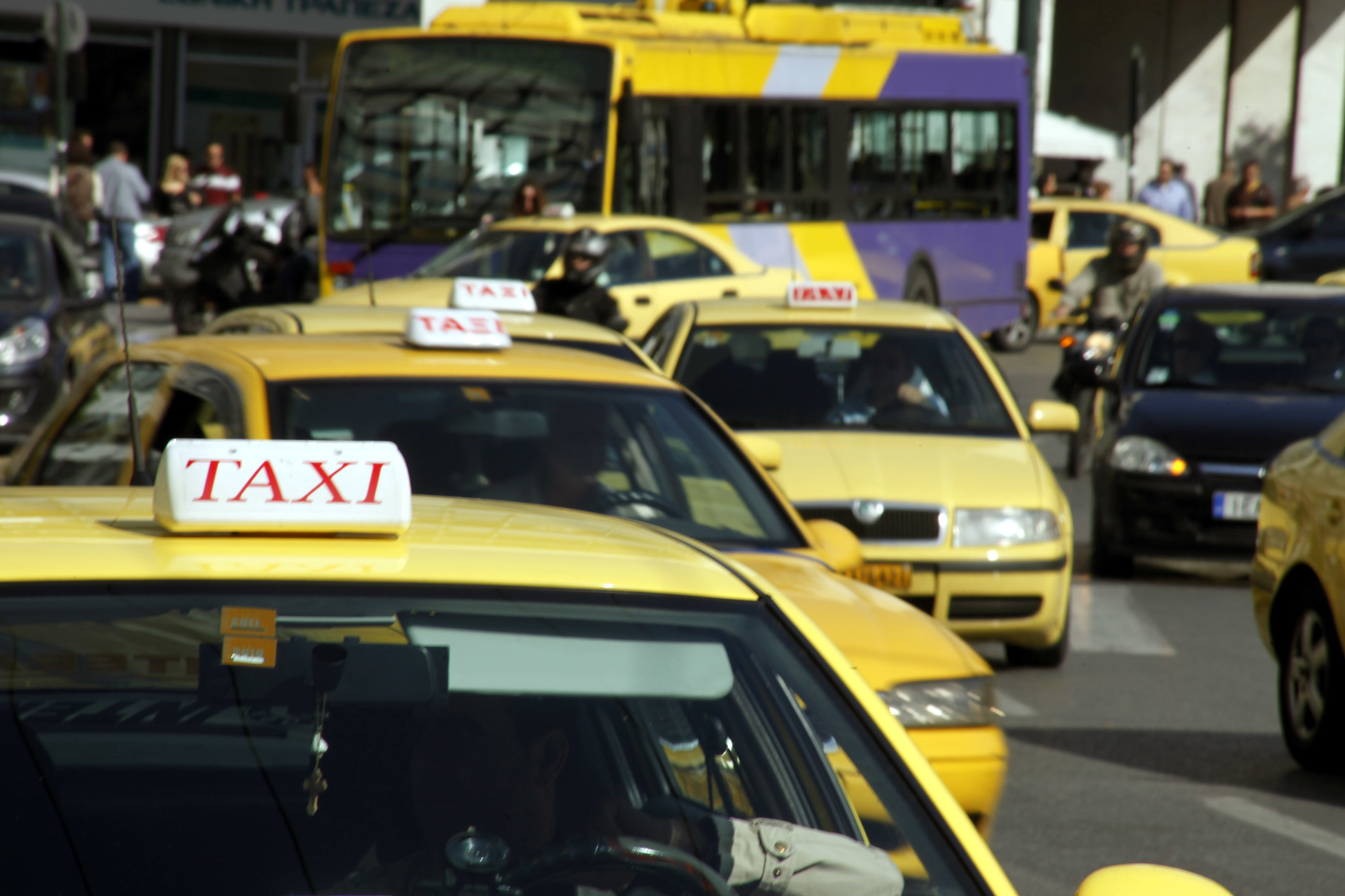 Έκλεβαν με “πειραγμένο” ταξίμετρο – Χειροπέδες σε 10 οδηγούς ταξί