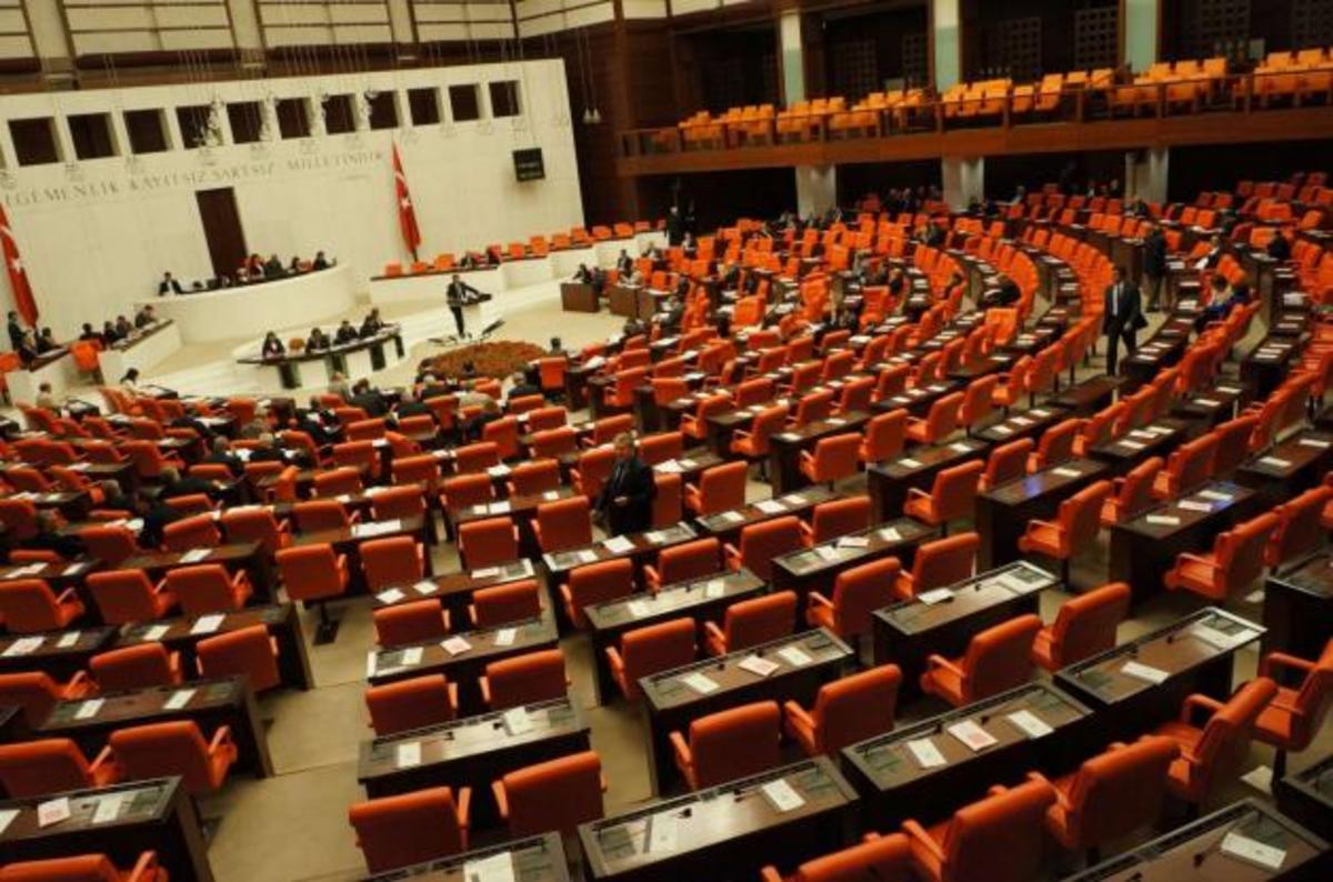 Toυρκία: “Ναι” στο παντελόνι για τις βουλευτίνες