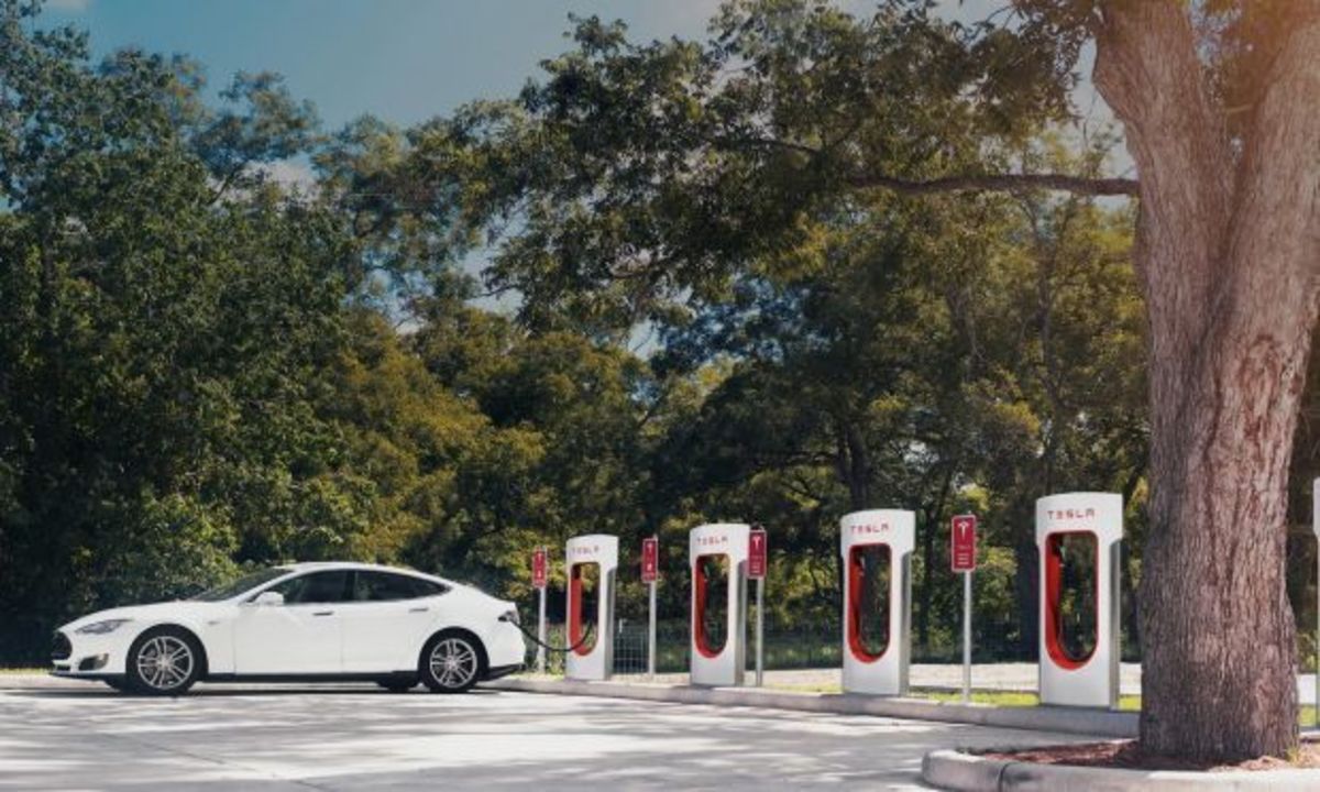 Η Tesla επεκτείνει το ευρωπαϊκό δίκτυο φόρτισης των αυτοκινήτων της