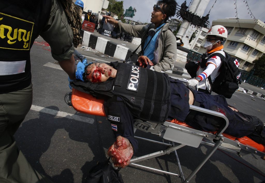 Συγκλονιστικές εικόνες από τις αιματηρές συγκρούσεις στην Ταϊλάνδη – Δυο νεκροί, δεκάδες τραυματίες