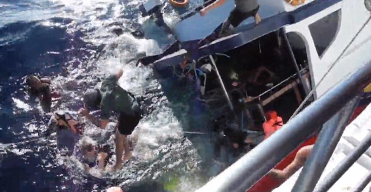 Δραματικό video: Η στιγμή που πλοιάριο με τουρίστες βουλιάζει