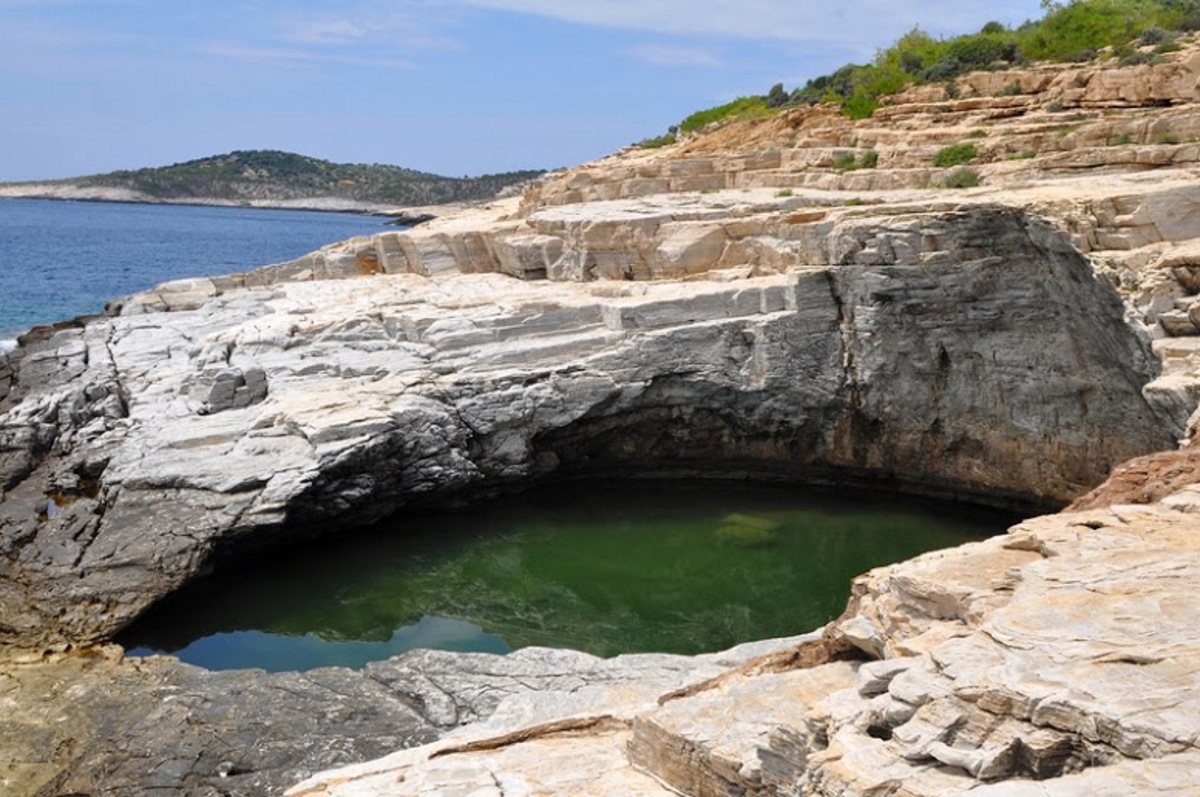 Μετράμε τις 50 αποχρώσεις του σμαραγδί στην Θάσο!