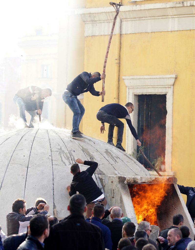 Χάος στην Αλβανία –  Έκαψαν και επιτέθηκαν σε κτίρια υπουργείων