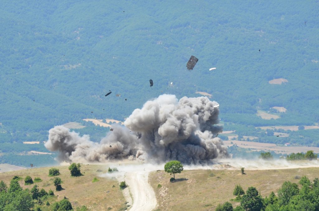 Πύρινη κόλαση στην Κρανέα από τα μαχητικά της ΠΑ