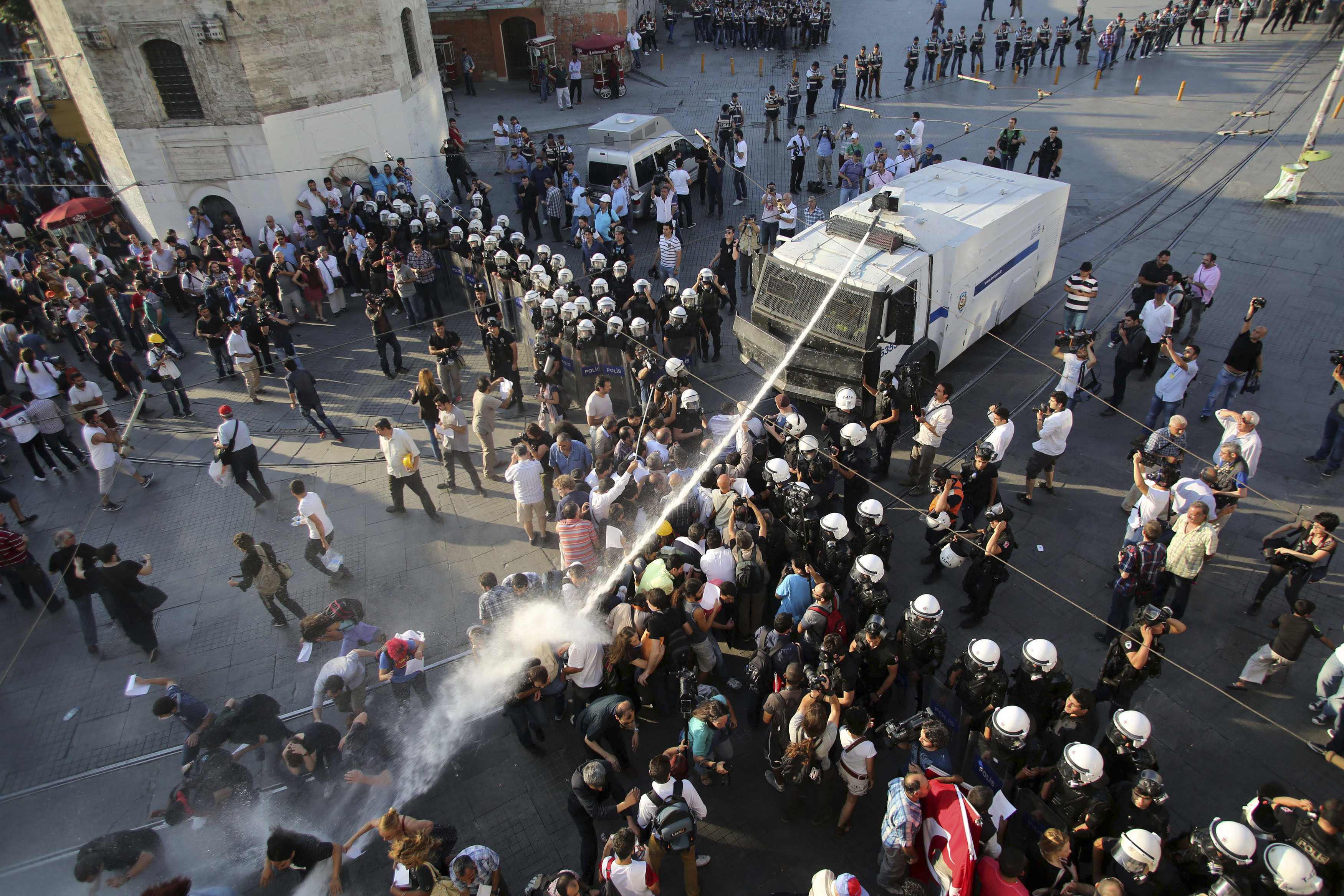 Σοκ στην Τουρκία: Κυνηγούν τους διαδηλωτές με χατζάρες! (VIDEO)