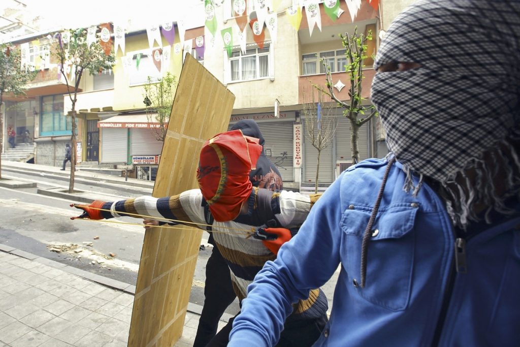 Πρωτομαγιά – Κωνσταντινούπολη: Αστυνομία και διαδηλωτές τήρησαν το…  έθιμο – Φωτογραφίες από τα επεισόδια