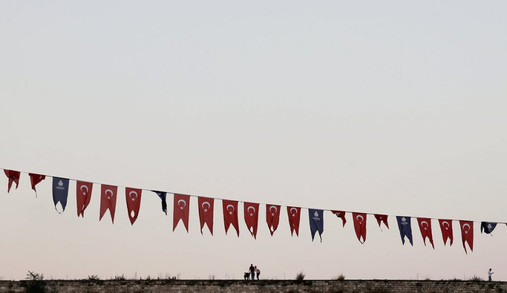 Φρενίτιδα στην Τουρκία μετά το πραξικόπημα – Έχουν πουληθεί 1,5 εκατ. σημαίες