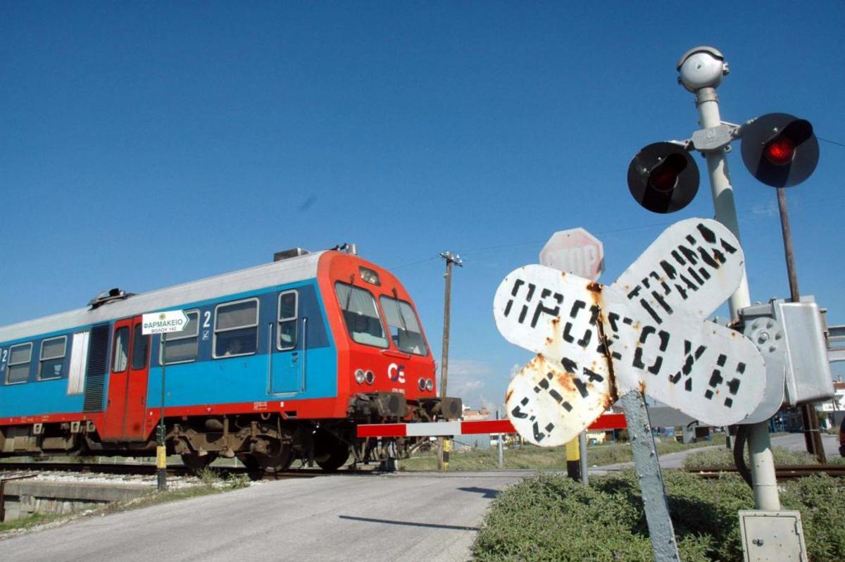 Τέσσερις τραυματίες σε σύγκρουση φορτηγού με αμαξοστοιχία στη Θεσσαλονίκη