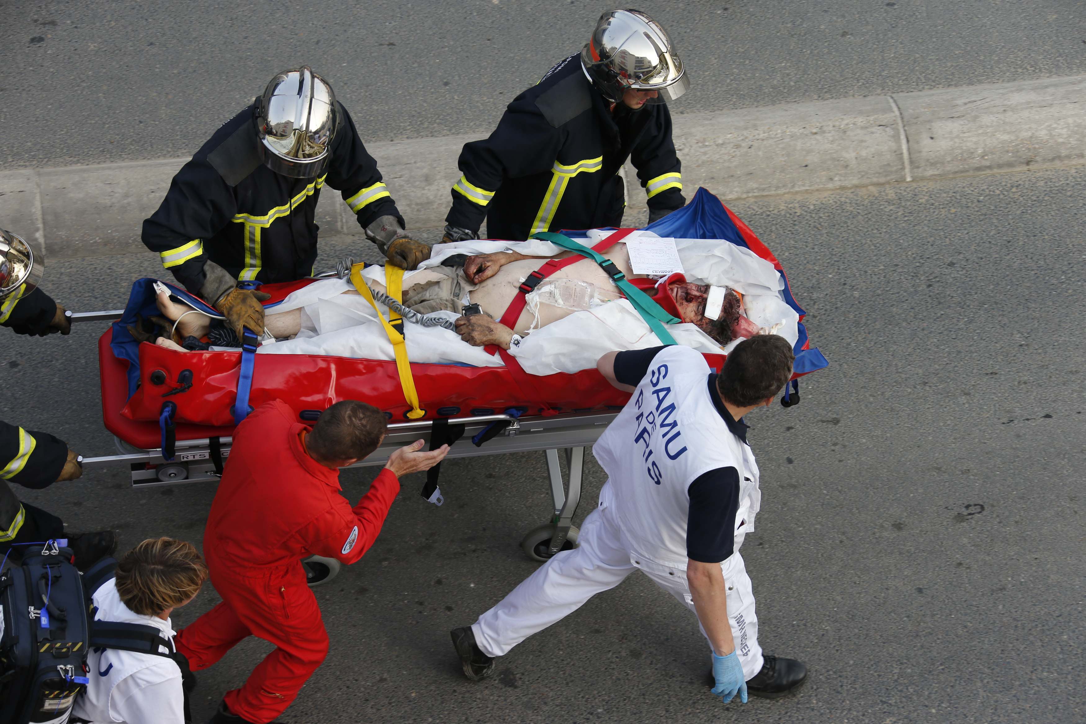 Οι τραυματίες μεταφέρθηκαν σε νοσοκομεία της Εσόν και του Παρισιού ΦΩΤΟ REUTERS